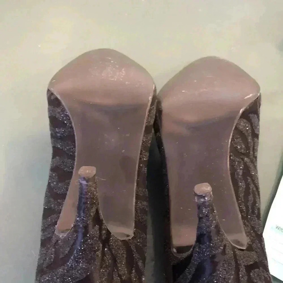 Vintage Notions black high heels with glitter.  Perfect for a festive occasion! - Picture 7 of 8